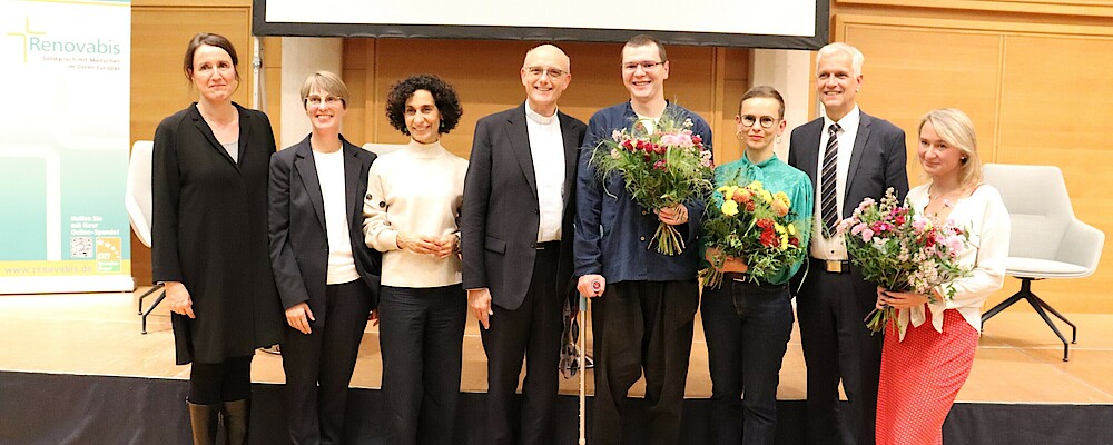 Gruppenbild der Gewinnerinnen, Gewinner und Unterstützer des Recherchepreis Osteuropa Gruppenbild der Gewinnerinnen, Gewinner und Unterstützer des Recherchepreis Osteuropa: Dr. Anneke Hudalla (n-ost), Moderatorin Renate Krekeler-Koch (Renovabis-Büro Berlin), Sonja Zekri (Journalistin SZ), Pfarrer Prof. Dr. Thomas Schwartz (Renovabis), Danil Usmanov, Emilia Sulek, Matthias Rose (Diakonisches Werk Württemberg) und Anna Alboth.